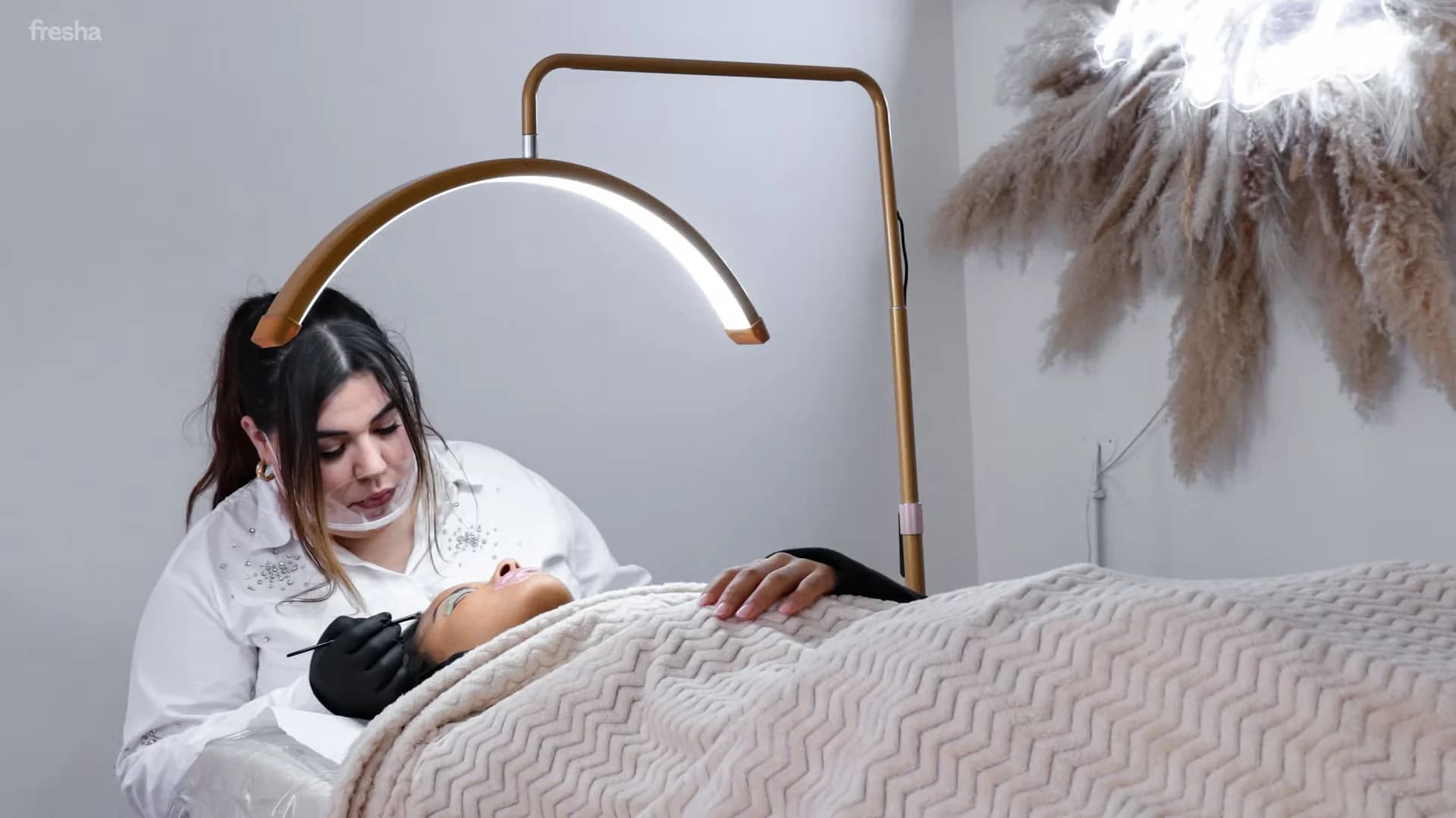 Joana Raimundo a realizar micropigmentação na clínica JORA Aesthetics